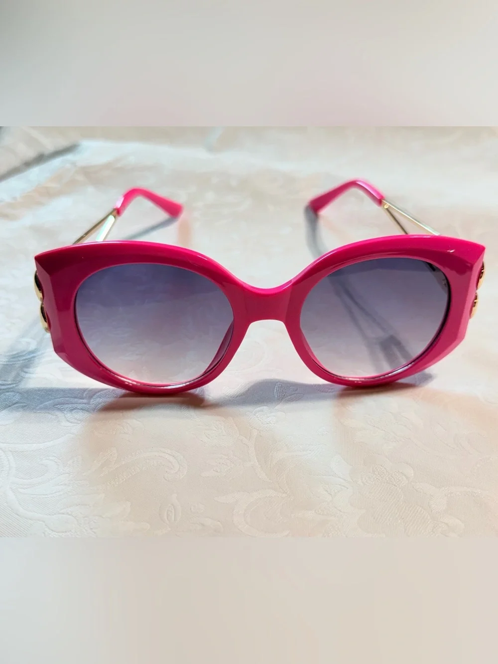 Unbranded pairs sunglasses